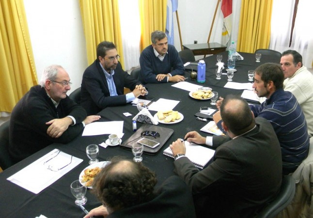 El director provincial de puertos Víctor Hadad ultimando detalles de la actividad con los presidentes de los entes santafesinos, entre ellos Fernando Villalba.