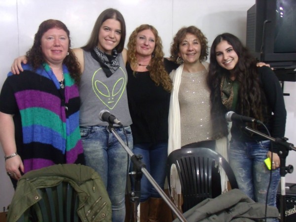 Las organizadoras Carina Aubert, Ana Boulán y Alicia Laner en la jornada inaugural junto al dúo compuesto por Giorgina Pasero y Lila Menna.